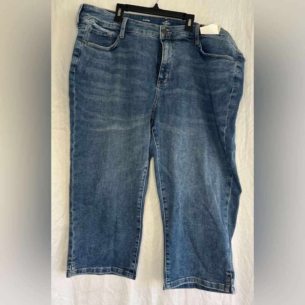 St John’s Bay Women’s Blue Denim Capri with Pockets  size 24W New With Tags